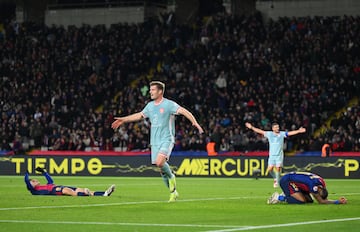 El partido comenz¨® con un gol de Pedri en el minuto 30, adelantando al Bar?a. Sin embargo, el Atl¨¦tico reaccion¨® en la segunda mitad con un tanto de Rodrigo De Paul en el minuto 60, igualando el marcador. En el tiempo a?adido, Alexander S?rloth anot¨® el gol de la victoria en el minuto 90+6, dejando al Barcelona sin opciones de remontar.
El encuentro estuvo marcado por la intensidad y varias tarjetas amarillas. A pesar de los intentos del equipo dirigido por Hansi Flick, el conjunto azulgrana no logr¨® evitar la derrota.