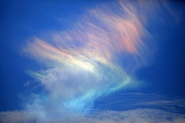 Es un fenómeno óptico atmosférico en forma de halo similar a un arcoíris, es causado por la refracción de la luz en los cristales de hielo que podemos encontrar en las nubes altas de tipo cirrus, pero además los arcoíris de fuego solo ocurren cuando el sol se encuentra muy alto en el cielo (a más de 58° sobre el horizonte).