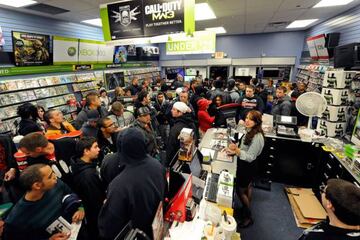 Interior de una cadena de videojuegos GameStop en el Black Friday de 2011.