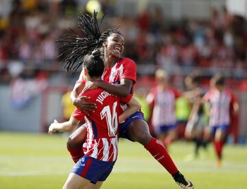 Ludmila celebra el gol de Jucinara. 