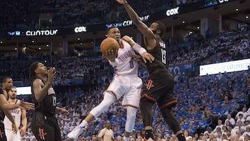 Russell Westbrook deja una bandeja ante la defensa de James Harden.