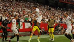 Badé celebra su gol al Manchester United.