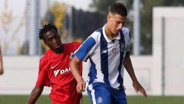 Diogo Dalot controla un bal&oacute;n contra el Brujas.