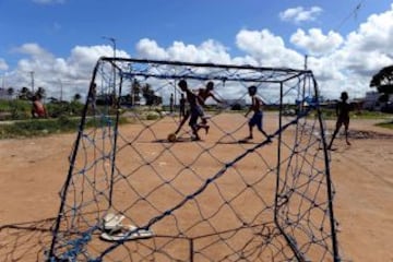 Varios niños juegan al fútbol en un barrio pobre de Olinda, a unos 18 km de Recife, en el noreste de Brasil, durante el Mundial de Brasil 2013 torneo de fútbol FIFA Confederaciones. El centro histórico de Olinda está catalogado como Patrimonio de la Humanidad por la UNESCO.