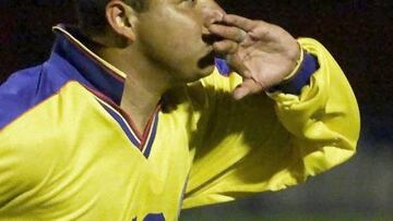 Ivan Rene Valenciano of Colombia celebrates his third goal during the Japan-Korea World Cup 2002 elimination match between Colombia and Venezuela 04 June 2000 in Bogota.
Ivan Rene Valenciano celebra el tercer gol colombiano durante el partido entre Colombia y Venezuela que se juega en Bogota, el 04 de junio de 2000, para las eliminatorias de Japon-Corea del Sur 2002. Colombia vencio a Venezuela 3-0. (ELECTRONIC IMAGE) AFP PHOTO / Marcelo SALINAS (Photo by MARCELO SALINAS / AFP)