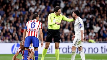 Munuera Montero habla con Carvajal, con Llorente en el suelo.