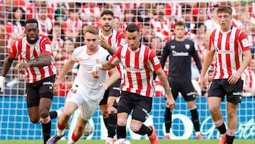 BILBAO (ESPAÑA), 29/09/2024.- El delantero del Sevilla Peque (2i) pelea un balón ante Berenguer, del Athletic, durante el partido de LaLiga entre el Athletic de Bilbao y el Sevilla este domingo en el estadio San Mamés en Bilbao. EFE/ Miguel Toña