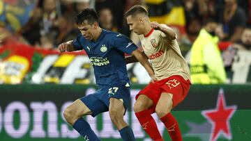 Frankowski pugna por un bal¨®n con Hirving Lozano durante el partido de la ida.