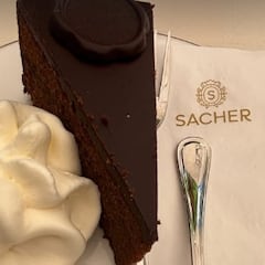 Frank Blanco prueba la tarta Sacher original y su opinión no puede ser peor: “10 euros, eh”