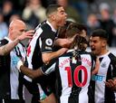 El Newcastle acerca la salvación de penalti ante el Wolves