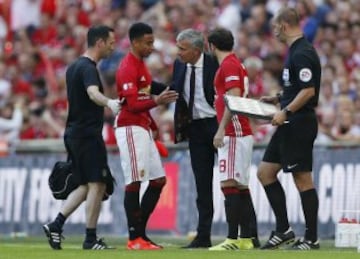 Jesse Lingard es sustituido por Juan Mata.