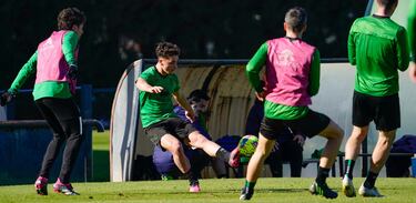 Siete bajas, la amenaza del tobillo de Rubén Alves y la vuelta de Saúl