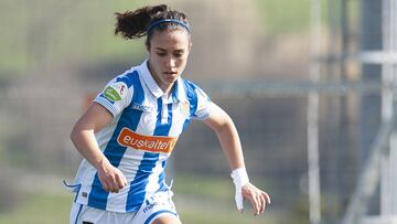 Nahikari Garc&iacute;a supera a la guardameta del Madrid CFF, Paola Ulloa, en el partido de la Copa de la Reina. 