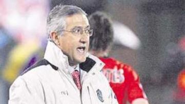 <b>MUY TRANQUILO. </b>Manzano guarda la calma tras su primera derrota en el banquillo del Mallorca.