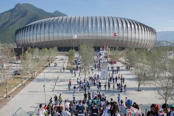 Meses después de que el Real Madrid perdió el trono de Europa, obtenido en la campaña 2013-14, el Estadio BBVA de Monterrey vio la luz. El 'Gigante de Acero' fue inaugurado un 2 de agosto del 2015 con el duelo amistoso entre Rayados y Benfica.