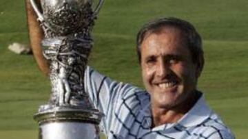 <b>CAPITÁN</b>. El español Severiano Ballesteros, capitán del equipo europeo, levanta orgulloso el Royal Trophy.