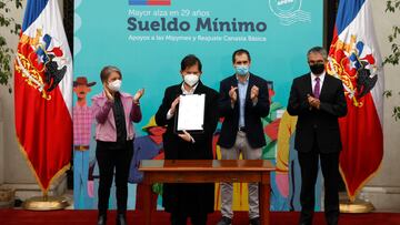 Santiago, 23 de mayo de 2022.
El Presidente de la Republica, Gabriel Boric, junto a la ministra del Trabajo, Jeannette Jara, encabeza la ceremonia de promulgacion de la ley que reajusta el sueldo minimo y entrega subvenciones a las pequenas y medianas empresas.
Dragomir Yankovic/Aton Chile