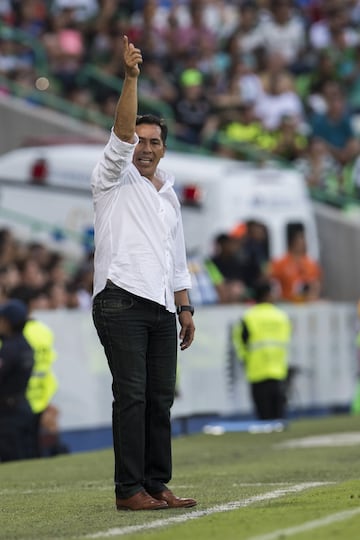 En la historia del fútbol, son contados los jugadores que le pueden pegar con las dos piernas de forma impecable, ésa era una de las mayores virtudes del “Maestro” quien podría darle cátedra a varios cobradores a balón parado de la actualidad.