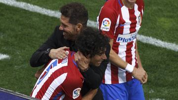 Tiago y Simeone se funden en un abrazo.