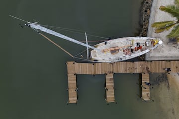 Una vista aérea de un dron muestra un velero arrastrado por el huracán Helene hasta la orilla en la playa de la bahía de Sarasota, mientras se acerca el huracán Milton, en Sarasota, Florida.