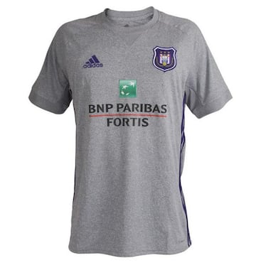 El jersey es utilizada para la temporada 2017-2018.
El detalle que mata es su aspecto sucio.