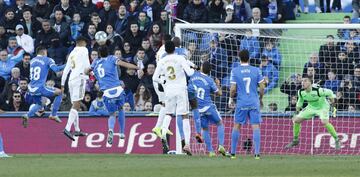 EL jugador del Real Madrid, Varane, marca de cabeza el 0-2 al Getafe.