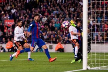 André Gomes scores to make it 4-2 against his former club.