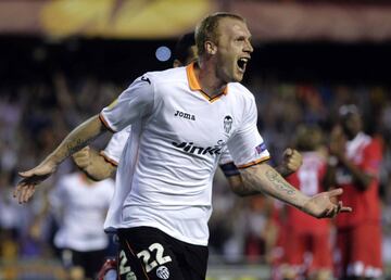 Defendió la camiseta del Valencia desde 2009 hasta 2014