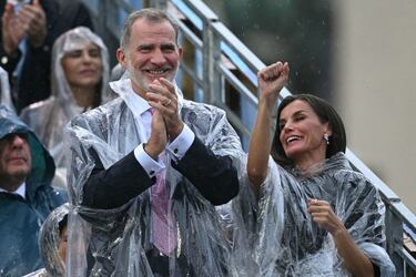 Felipe VI y la reina Leticia aplauden el paso de la barcaza de la delegacin espa?ola.