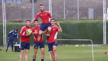 Torres aupado por David Garc¨ªa, Unai Garc¨ªa y Moncayola.