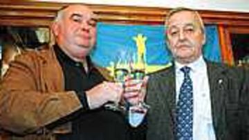 LOS MEJORES DESEOS. Eugenio Prieto y Juan Arango brindaron porque el Oviedo y el Sporting vuelvan a Primera y porque los problemas se vayan solucionando.