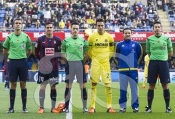 Partido Villarreal - Eibar. Eduardo Prieto Iglesias árbitro del partido acompañado por sus asistentes Francisco Javier García Sabuco, Joan Mendez Mateo y el cuarto árbitro Iván González González, junto a los capitanes Dani García y Bruno