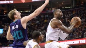 LeBron James ante Cody Zeller.