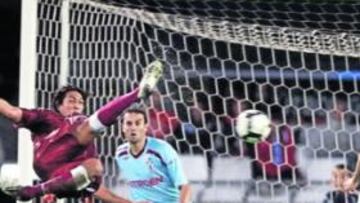 <b>PUDO SER EL GOL DE LA JORNADA. </b>Leonardo Ulloa tuvo en sus botas el 2-2. Un pase de Guzmán por la derecha lo remató el argentino de media chilena, pero el acrobático disparo salió fuera.