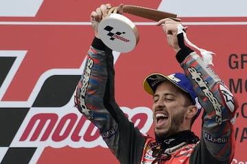 Andrea Dovizioso en el podio del Gran Premio de Valencia de MotoGP. 