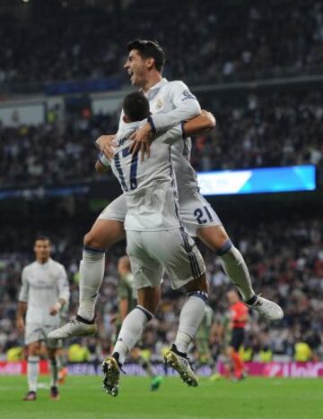 MADRID, SPAIN - OCTOBER 18:   Lucas Vazquez (front) of Real Madrid celebrates scoring his team's fourth goal with his team mate Alvaro Morata during the UEFA Champions League Group F match between Real Madrid CF and Legia Warszawa at Bernabeu on October 1