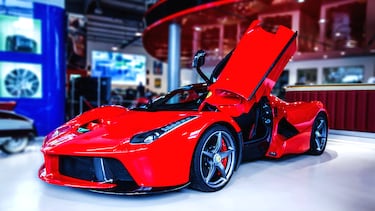 Tiene una amplia colección de superdeportivos. Su joya de la corona es un Ferrari LaFerrari de 3 millones de dólares. Y le siguen un Bugatti Chiron de 2,5M€, un Bugatti Veiron de 1,6M€, o Un Ferrari F12 TDF de alrededor de 1M€, entre otros.