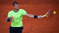 Rafa Nadal devuelve una bola durante su partido ante Novak Djokovic en la semifinal de Roland Garros 2021.