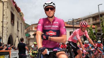 El ciclista belga del Alpecin-Fenix Tim Merlier, con la maglia ciclamino antes de la novena etapa del Giro de Italia 2020 con final en Campo Felice.