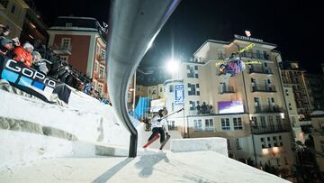 Un esquiador saltando durante el Red Bull PlayStreets 2019, en Bad Gastein (Salzburgo, Austria). 