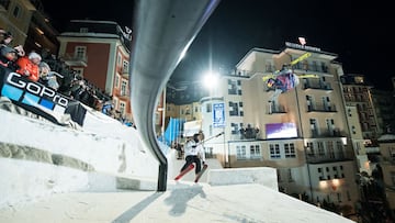 Un esquiador saltando durante el Red Bull PlayStreets 2019, en Bad Gastein (Salzburgo, Austria). 