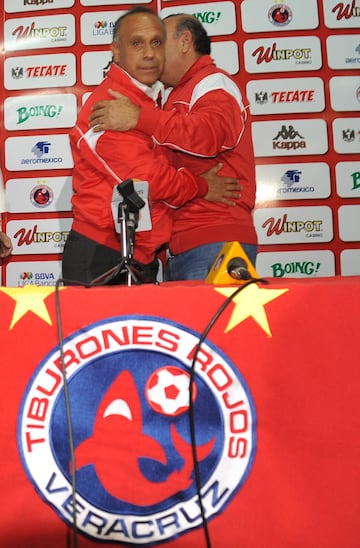 Foto durante la Presentacion de Cristobal Ortega Nuevo Director Tecnico del equipo Veracruz , en la foto: Cristobal Ortega , Juan Antonio Luna

27/05/2014/ MEXSPORT/Luis Monroy. 

