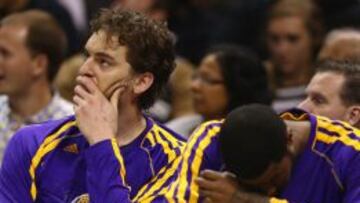 Pau Gasol y Earl Clark, preocupados en el banquillo de los Lakers.