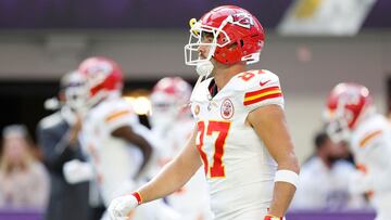 MINNEAPOLIS, MINNESOTA - OCTOBER 08: Travis Kelce #87 of the Kansas City Chiefs warms up prior to a game against the Minnesota Vikings at U.S. Bank Stadium on October 08, 2023 in Minneapolis, Minnesota. David Berding/Getty Images/AFP (Photo by David Berding / GETTY IMAGES NORTH AMERICA / Getty Images via AFP)