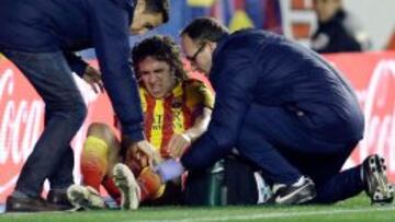 Puyol, atendido por los médicos del Barça.
