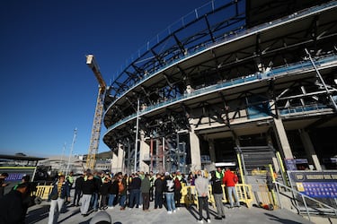 Aficionados hacen cola en el exterior antes de la reapertura del Spotify Camp Nou.