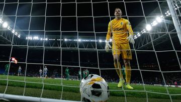 El portero del Ludogorets b&uacute;lgaro, Plamen Iliev, tras encajar un gol en Cornell&agrave;.