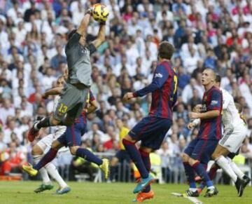 GRA371. MADRID, 25/10/2014.- El portero chileno del FC Barcelona Claudio Bravo detiene el balón ante varios compañeros y jugadores del Real Madrid, durante el partido de la novena jornada de Liga de Primera División disputado esta tarde en el estadio Santiago Bernabéu. EFE/Juan Carlos Hidalgo