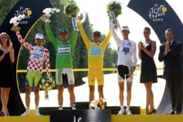 Tour 2009.
Podio de los diferentes maillots en los Campos Elíseos. 
Alberto Contador, Hushocd, Pellizotti y Andy Schleck.  