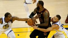 LeBron James, rodeado por Stephen Curry y Kevin Durant.